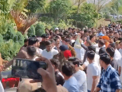 अंतिम यात्रा में बड़ी संख्या में लोग शामिल हुए।