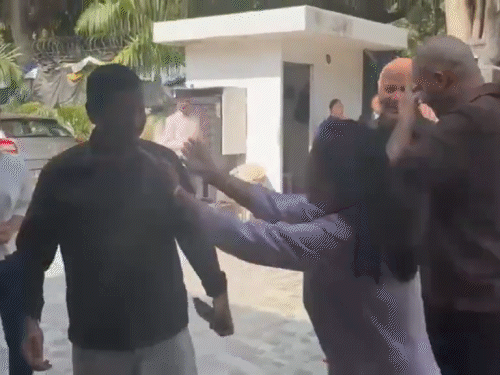 केजरीवाल की पत्नी सुनीता दौड़कर उनके पास पहुंचीं। वे बहुत भावुक और खुश नजर आईं।