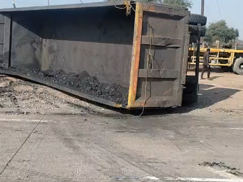 क्रेन के जरिए सड़क पर पलटे ट्रेलर को हटाया गया।