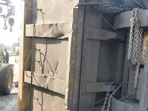 बेकाबू होकर ट्रेलर पास खड़े दूसरे ट्रेलर से टकराकर पलटा।