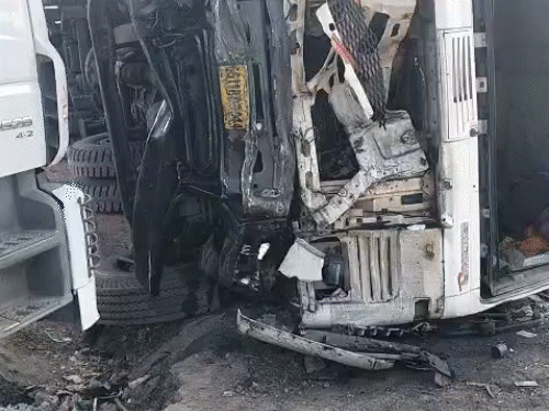 स्कॉर्पियो से टक्कर के बाद ट्रेलर सड़क पर पलट गया।