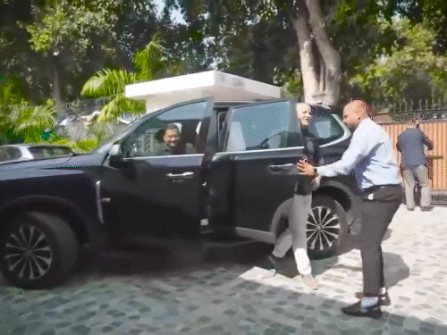 कोर्ट से निकलने के बाद केजरीवाल अपने घर पहुंचे। सिसोदिया भी उनके साथ रहे। केजरीवाल की बेटी और पत्नी ने दोनों पर फूल बरसाकर दोनों का स्वागत किया।