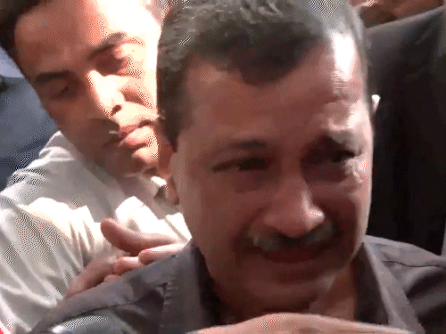 कोर्ट के बाहर मीडिया से बातचीत के दौरान केजरीवाल भावुक हो गए। उन्होंने कहा- मैंने जिंदगी में सिर्फ ईमानदारी कमाई है। इन्होंने झूठा केस लगाया। आज ये साबित हो गया कि केजरीवाल कट्टर ईमानदार है।