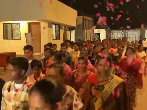 डिप्टी CM विजय शर्मा के निवास में सरेंडर नक्सलियों का रेड कार्पेट बिछाकर स्वागत किया गया था।