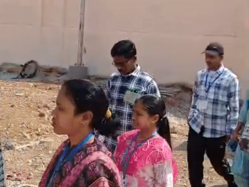 टोपी पहने हुए चैतू। जो झीरम हमले का मास्टरमाइंड था। वह भी आज विधानसभा की कार्यवाही देखने पहुंचा है।