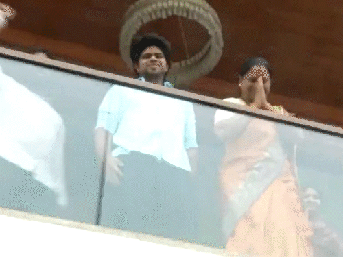 शराब घोटाला केस में तेलंगाना जाग्रति की अध्यक्ष नेता के.कविता को भी बरी किया गया। कोर्ट के इस फैसले के बाद तेलंगाना में कविता के समर्थकों ने खुशी मनाई। इस दौरान कविता ने सभी का हाथ जोड़कर अभिनंदन किया।