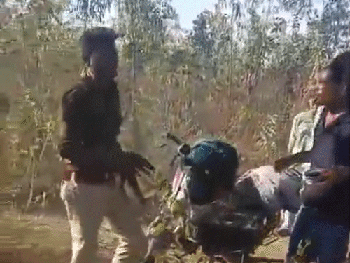 मारपीट के दौरान पीड़ित फॉरेस्ट गार्ड यूनिफॉर्म में था।