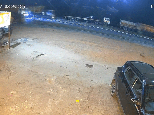 घटना का लाइव वीडियो भी सामने आया है। डिवाइडर तोड़कर रॉन्ग साइड आकर ट्रेलर ने स्कॉर्पियो को टक्कर मारी। - Dainik Bhaskar