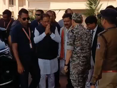 डिप्टी CM विजय शर्मा ने सरेंडर नक्सलियों को मंत्री ओपी चौधरी, रामविचार नेताम और बीजेपी अध्यक्ष किरण सिंहदेव से मिलवाया। CM साय भी मिले।