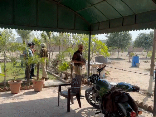 फार्म हाउस में जांच करती हुई पुलिस।