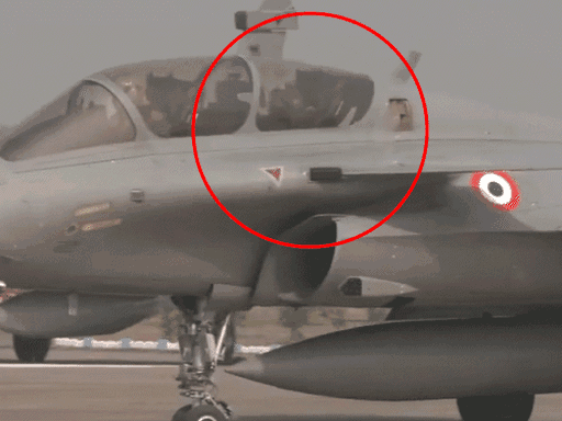 फोटो 29 अक्टूबर, 2025 की है। जब राष्ट्रपति द्रौपदी मुर्मू ने अंबाला एयरबेस से राफेल में उड़ान भरी थी।