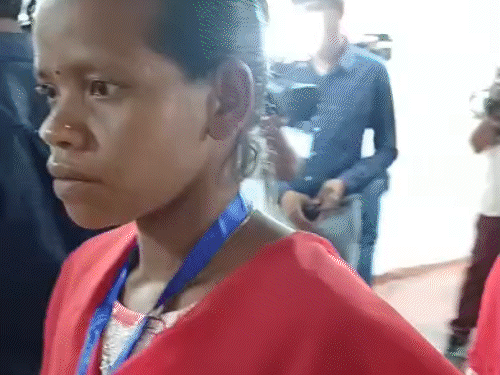 कार्यवाही देखने विधानसभा पहुंचे सरेंडर नक्सलियों को जांच के बाद अंदर भेजा गया।