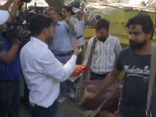 दिल्ली में AAP समर्थकों ने केजरीवाल के बरी होने पर मिठाई बांटी। पार्टी ऑफिस के बाहर जमकर डांस भी किया।