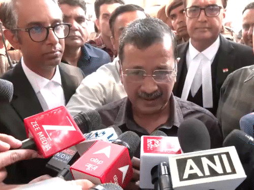 केजरीवाल जब भावुक हुए तो पास खड़े मनीष सिसोदिया ने उन्हें ढांढस बंधाया। उन्होंने केजरीवाल को गले लगा लिया। केजरीवाल के वकील भी उन्हें संभालते नजर आए।