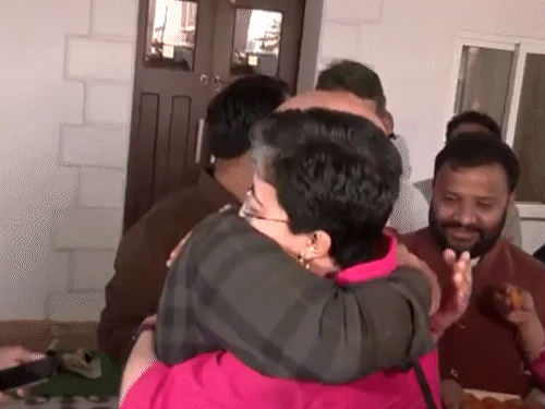 दिल्ली की पूर्व सीएम आतिशी ने पार्टी नेता मनीष सिसोदिया से उनके घर जाकर मुलाकात की। दोनों ने एक-दूसरे को गले लगाया।