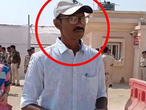 1 करोड़ का इनामी पूर्व नक्सली रुपेश और झीरम हमले में शामिल रहा सरेंडर नक्सली चैतू भी विधानसभा पहुंचे थे।