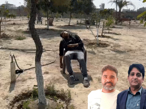 गोली लगने के बाद व्यापारी की लाश कुर्सी पर पड़ी और कर्मचारी की लाश जमीन पर। इनसेट में दोनों की फाइल फोटो। - Dainik Bhaskar