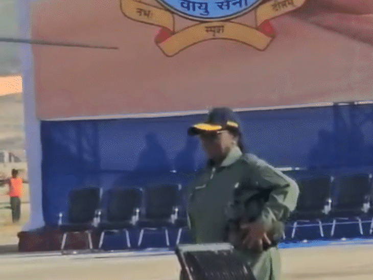 राष्ट्रपति द्रौपदी मुर्मू पायलट की यूनिफॉर्म में जैसलमेर में वायुसेना स्टेशन पहुंचीं।
