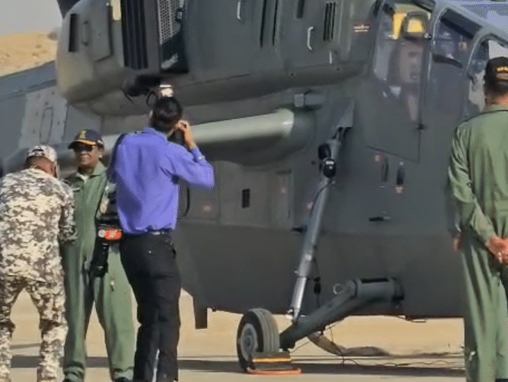 राष्ट्रपति द्रौपदी मुर्मू ने उड़ान से पहले हेलिकॉप्टर प्रचंड के साथ फोटो क्लिक करवाई।