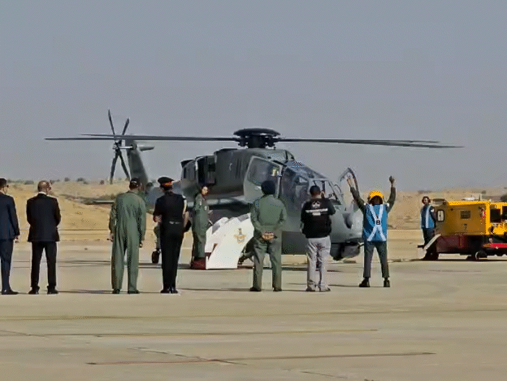 फोटो उड़ान के लिए तैयार प्रचंड हेलिकॉप्टर की है।