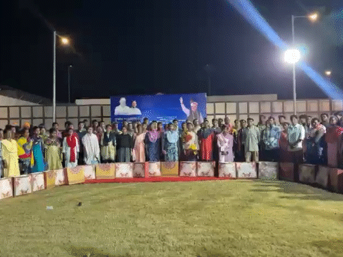 सभी सरेंडर नक्सलियों को तोहफो भी दिए गए।