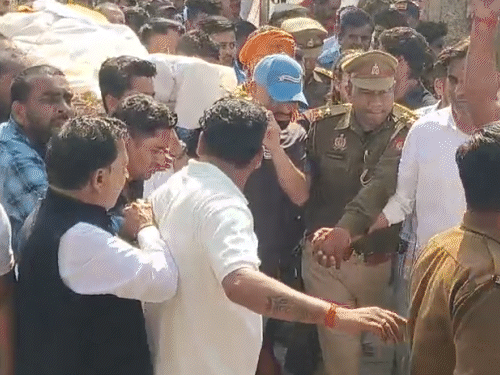 रिंकू सिंह ने पिता की अर्थी को कंधा दिया।