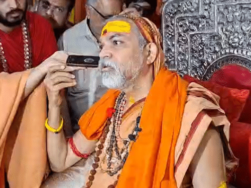 शंकराचार्य ने अदालत के फैसले को लेकर अपने वकील से बातचीत की।