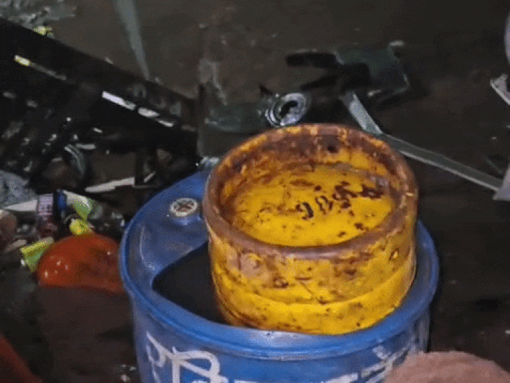 सिलेंडर को पानी के ड्रम में डुबोया गया।
