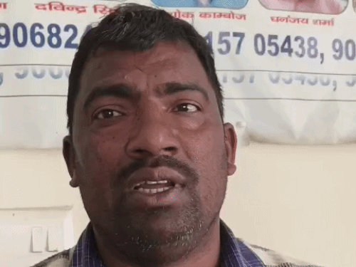 मामले की जानकारी देते हुए चंद्रभान।