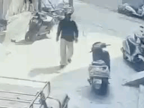 मास्टर की से स्कूटी का लॉक खोलते समय सीसीटीवी में कैद।