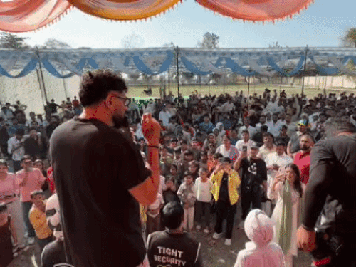 सिंगर बदमाश को देखने के लिए खूब भीड़ जुटी।