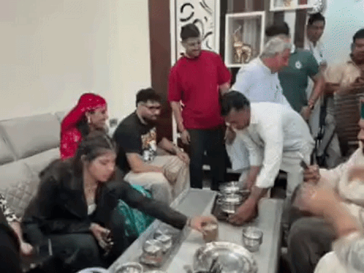 बादशाह ने सरपंच मुकेश उर्फ बल्लू के घर पर देसी भोजन का आनंद लिया।