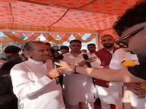 मंच से “मासूम शर्मा वाली वीडियो देखी है ना…” कहकर चल रहे सरपंच विवाद पर भी हल्के-फुल्के अंदाज में मजे लिए, जिससे माहौल में जोश और बढ़ गया।