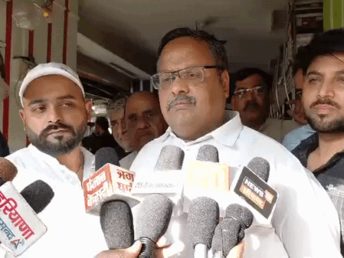 व्यापार मंडल के प्रधान प्रवीण तायल कहा कि शहर के व्यस्तम इलाके में हुई यह घटना दुर्भाग्यपूर्ण है।