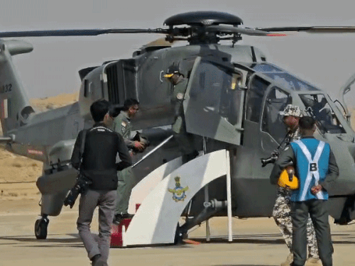 राष्ट्रपति प्रचंड हेलिकॉप्टर से जैसलमेर के वायुसेना स्टेशन पर उतरते हुए।