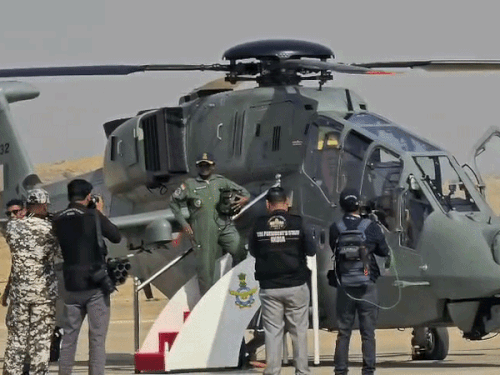 जैसलमेर एयरफोर्स स्टेशन पर हेलिकॉप्टर प्रचंड की लैंडिंग के बाद राष्ट्रपति द्रौपदी मुर्मू ने फोटो खिंचवाई।