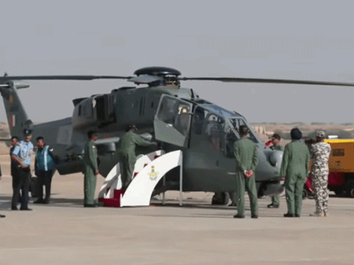 प्रचंड हेलिकॉप्टर में चढ़ती हुईं राष्ट्रपति। इस दौरान एयर चीफ मार्शल भी वहां मौजूद रहे।