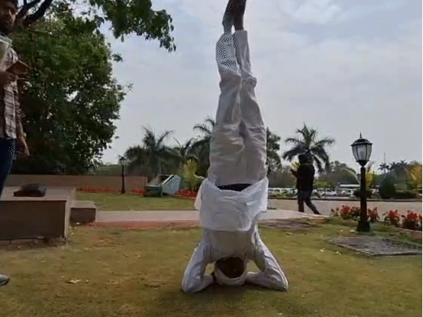 विधानसभा में कांग्रेस विधायक बाबू जंडेल ने शीर्षासन कर विरोध जताया।