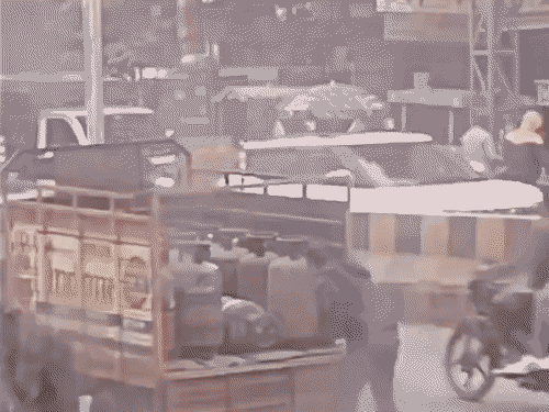 ये वायरल तस्वीर रिंकू सिंह के पिता की है। इसमें वह गाड़ी में गैस सिलेंडर लेकर जाते हुए दिख रहे हैं।