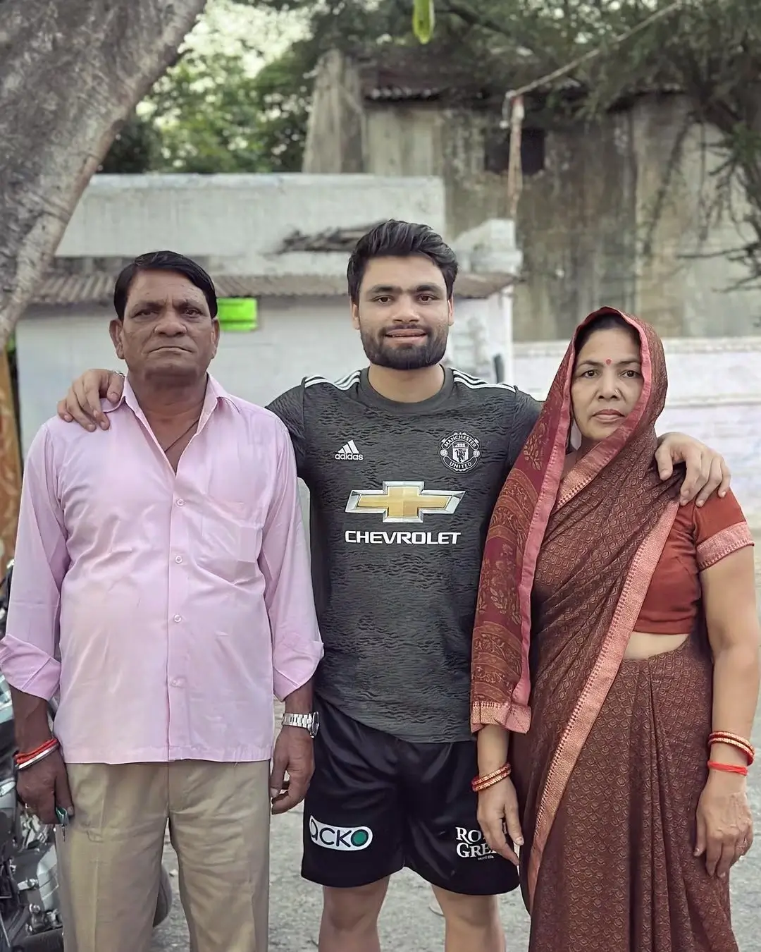 रिंकू सिंह अपने पिता खानचंद सिंह और मां के साथ। (फाइल फोटो)