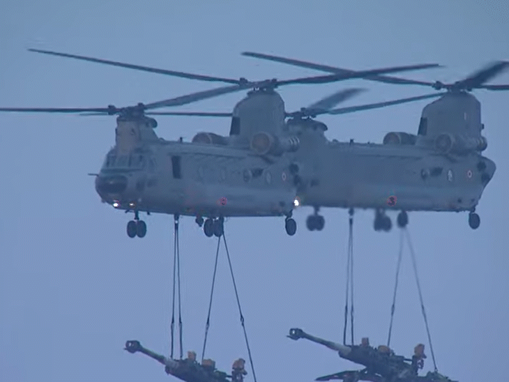चिनूक हेलिकॉप्टर से दो होवित्जर तोप को युद्ध के मैदान में उतारा गया। इस दौरान आर्मी के जवानों ने इसे सुरक्षित किया।
