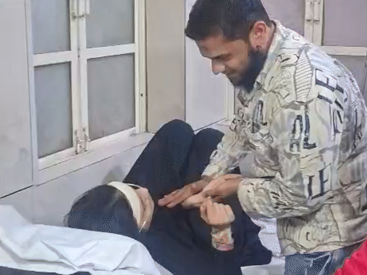 गैस के रिसाव से दो महिलाओं की तबीयत बिगड़ गई।