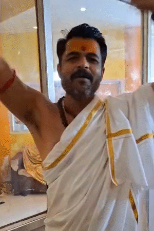 शंकराचार्य के विद्यामठ में शिष्यों ने धर्म की जय हो के नारे लगाए।