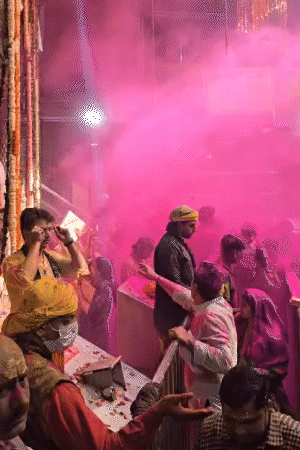 बांके बिहारी मंदिर गुलाल में डूबा नजर आ रहा है। पुजारी भक्तों पर गुलाल उड़ाकर भक्तों को प्रसाद दे रहे हैं।