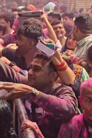 बांके बिहारी के दर्शन के लिए भक्तों का सैलाब उमड़ा है। रंगों में रंगे भक्त प्रसाद लेकर मंदिर पहुंचे हैं।