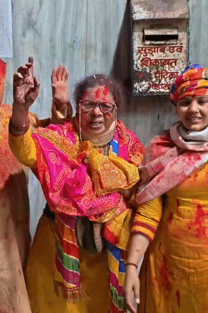 श्रद्धालु भक्ति में डूबे नजर आ रहे हैं। ढोल-नगाड़ों और भजनों पर नाचते दिखाई दे रहे हैं।