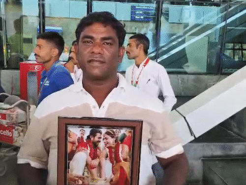 Fans also reached the airport to see the newly married couple. Chittorgarh resident Hemant Gancha brought a picture of newly married couple Rashmika-Vijay.