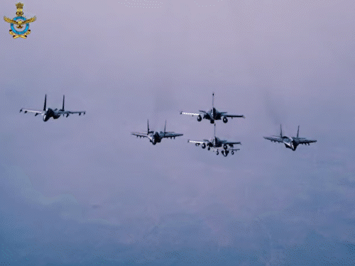 ये फोटो ऑपरेशन सिंदूर के दौरान का है। युद्धाभ्यास में बताया कि कैसे राफेल ने दुश्मनों के ठिकानों को उड़ा दिया था।