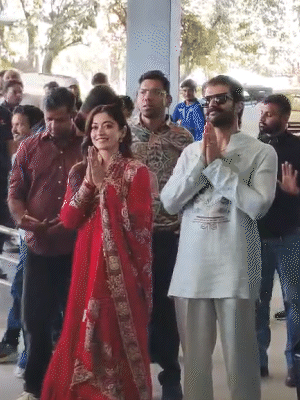 रश्मिका मंदाना और विजय देवरकोंडा ने एयरपोर्ट पर कुछ इस अंदाज में फैंस को थैंक्स कहा।