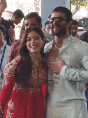 एयरपोर्ट के अंदर जाते हुए रश्मिका-विजय।